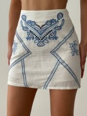 Beyaz Mini Etek Mavi Desen Detaylı