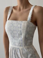 Çiçek Desenli Beyaz Elbise