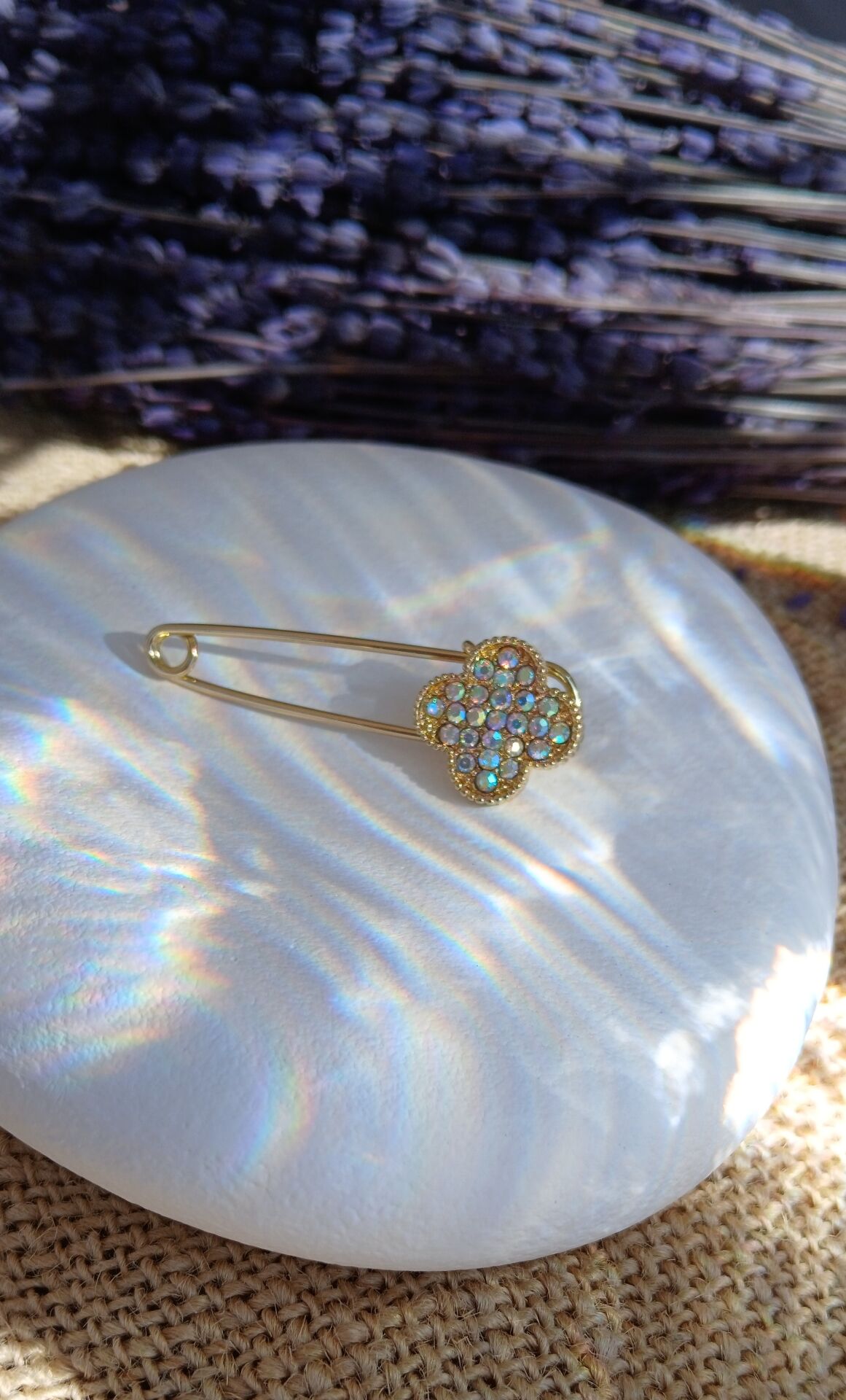 Taş İşlemeli Yonca Broş